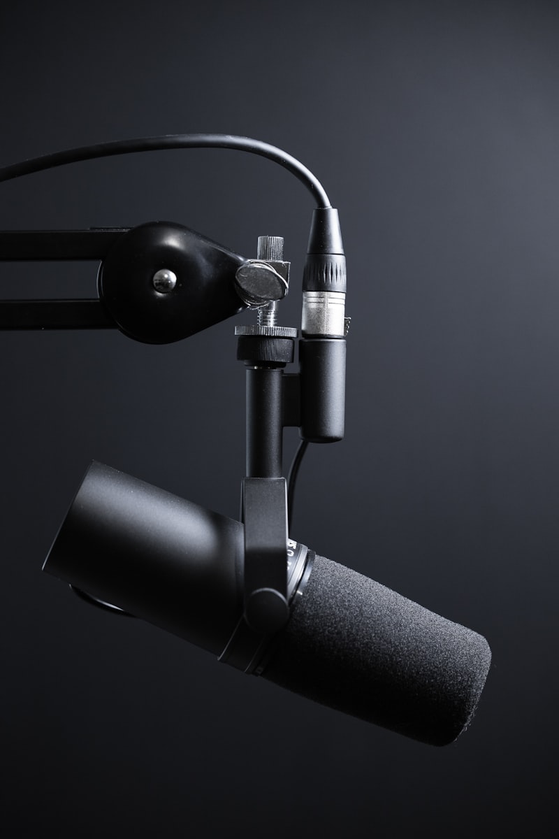 Un microfono professionale da podcast montato su braccio telescopico